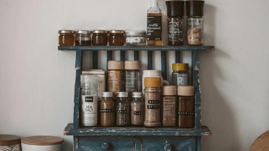 Este es el organizador de especias que recomienda una experta en orden porque es práctico y compacto para ordenarlas mientras decoras la cocina