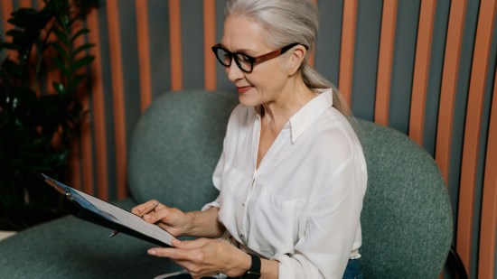 Cortefiel tiene el conjunto de chaleco y pantalón que promete ser tendencia absoluta entre las mujeres +50 en septiembre: sofisticado y cómodo