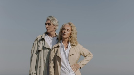 Las camisas blancas de Mango, Zara o Massimo Dutti perfectas para la vuelta a la rutina de las mujeres de 50 y 60 años porque son holgadas y pegan con todo