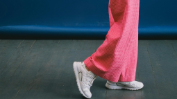 Cinco zapatillas Skechers que las mujeres de 50 y 60 años llevarán incluso con trajes de chaqueta para la oficina porque visten y son cómodas