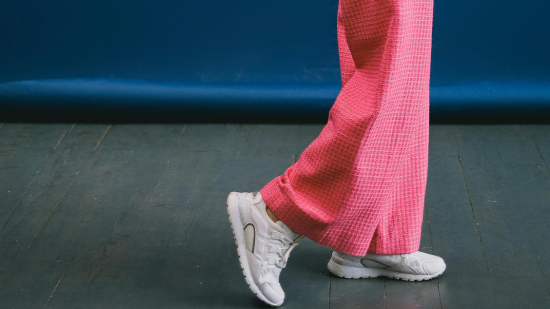 Cinco zapatillas Skechers que las mujeres de 50 y 60 años llevarán incluso con trajes de chaqueta para la oficina porque visten y son cómodas