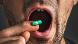Un hombre tomándose una medicina