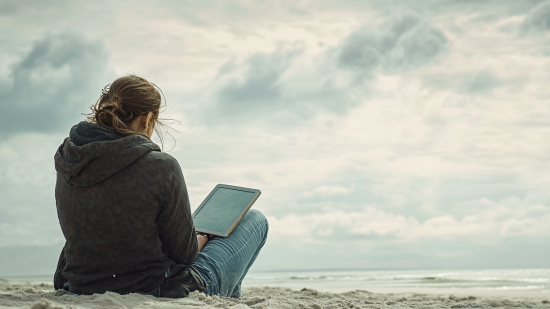 Una persona lee en la playa en soporte digital