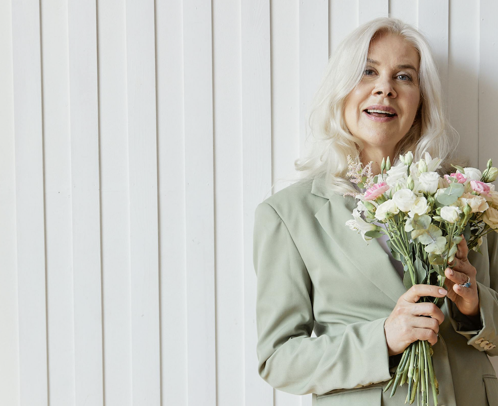 El nuevo vestido de invitada de Cortefiel para otoño promete arrasar entre las mujeres de 50 y 60 años por su corte favorecedor que estiliza y es elegante