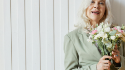 El nuevo vestido de invitada de Cortefiel para otoño promete arrasar entre las mujeres de 50 y 60 años por su corte favorecedor que estiliza y es elegante