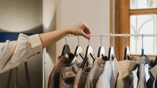 El truco de poner la percha al revés en el armario