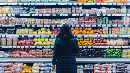 Una mujer en un supermercado