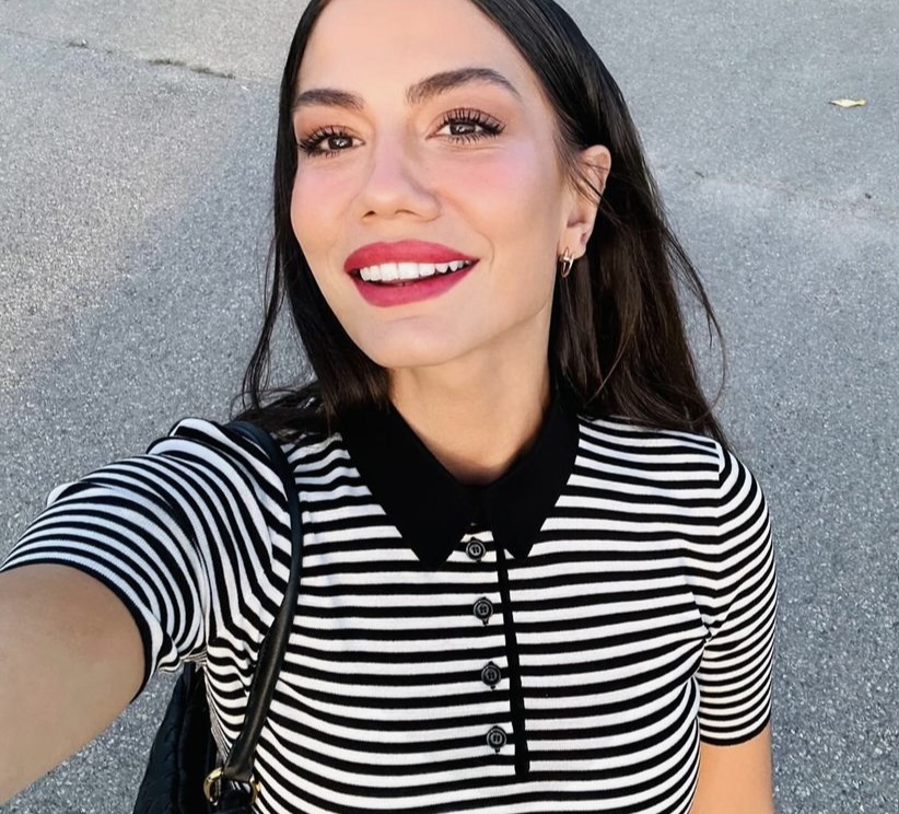 La actriz turca Demet Özdemir luce las zapatillas en tendencia que las mujeres de 50 años amarán porque son cómodas y pegan con todo