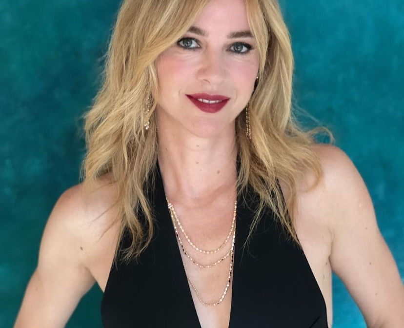 Marta Hazas se suma a la moda del dos piezas con chaleco y pantalón que promete arrasar entre las mujeres +50 este otoño porque es cómodo y elegante