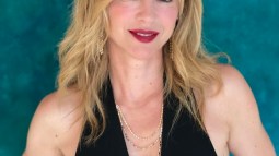 Marta Hazas se suma a la moda del dos piezas con chaleco y pantalón que promete arrasar entre las mujeres +50 este otoño porque es cómodo y elegante