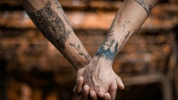 Más de 25 tatuajes que simbolizan suerte y fuerza: inspiradores y para todos los gustos