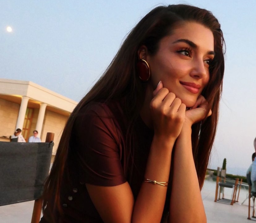 Hande Erçel luce el moño desenfadado y con efecto rejuvenecedor que las mujeres +50 querrán llevar este otoño porque es fácil de hacer en casa