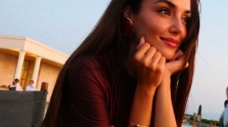 Hande Erçel luce el moño desenfadado y con efecto rejuvenecedor que las mujeres +50 querrán llevar este otoño porque es fácil de hacer en casa