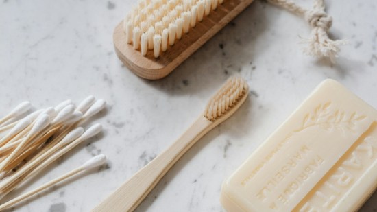 El truco de la Marie Kondo española para quitar las manchas y devolver el brillo a los suelos de mármol