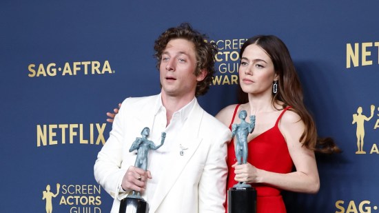 jeremy-allen-white-molly-gordon-ganadores-premio-posan-alfombra-roja_97