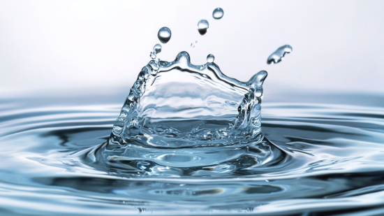 zinetmedia_agua_embotellada_--ar_43_--v_6.1_3f06d0f2-979a-413f-95d2-a5eeb37362a3_1