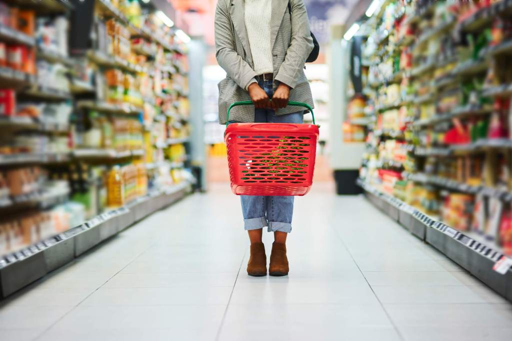 Mujer en el supermercado