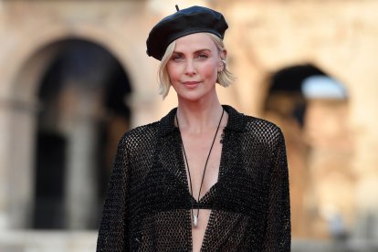 Charlize Theron en una alfombra roja con su corte Bob