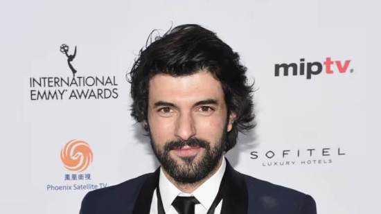 Engin Akyürek. Theo Wargo