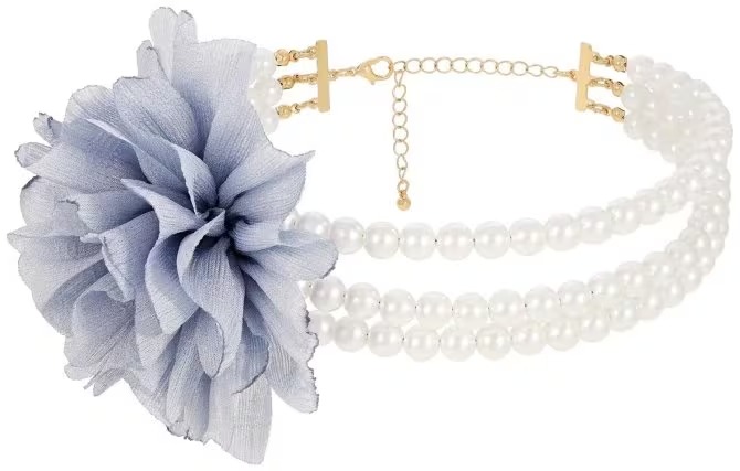 Collar de perlas y flor azul - Bijou Brigite