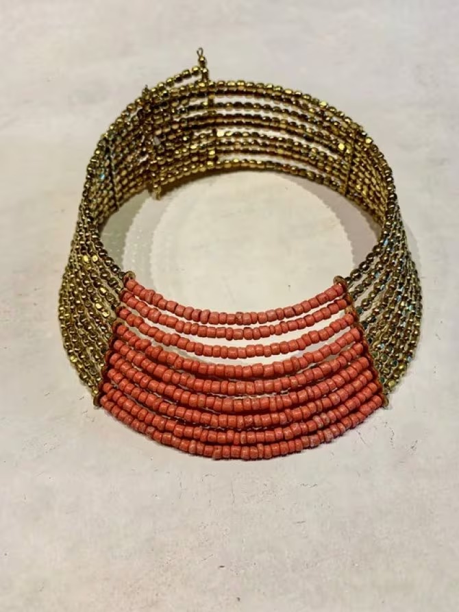 Chocker piedras dorado y coral - Cortesía de Mannit