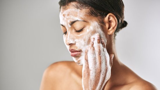 Sanidad retira un cosmético de una popular cadena de supermercados por contaminación bacteriana