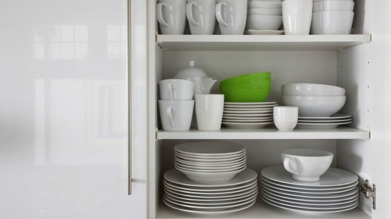 El truco japonés que utiliza Marie Kondo a la hora de guardar los platos de la vajilla para ganar espacio en el armario de la cocina