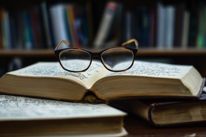 libro cientifico con gafas