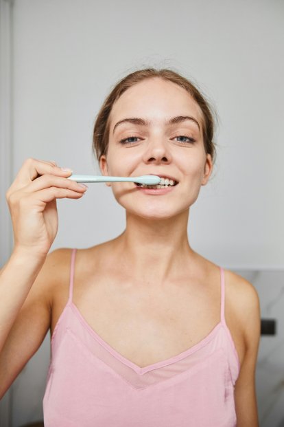 Cómo prevenir los dientes amarillos según un odontólogo