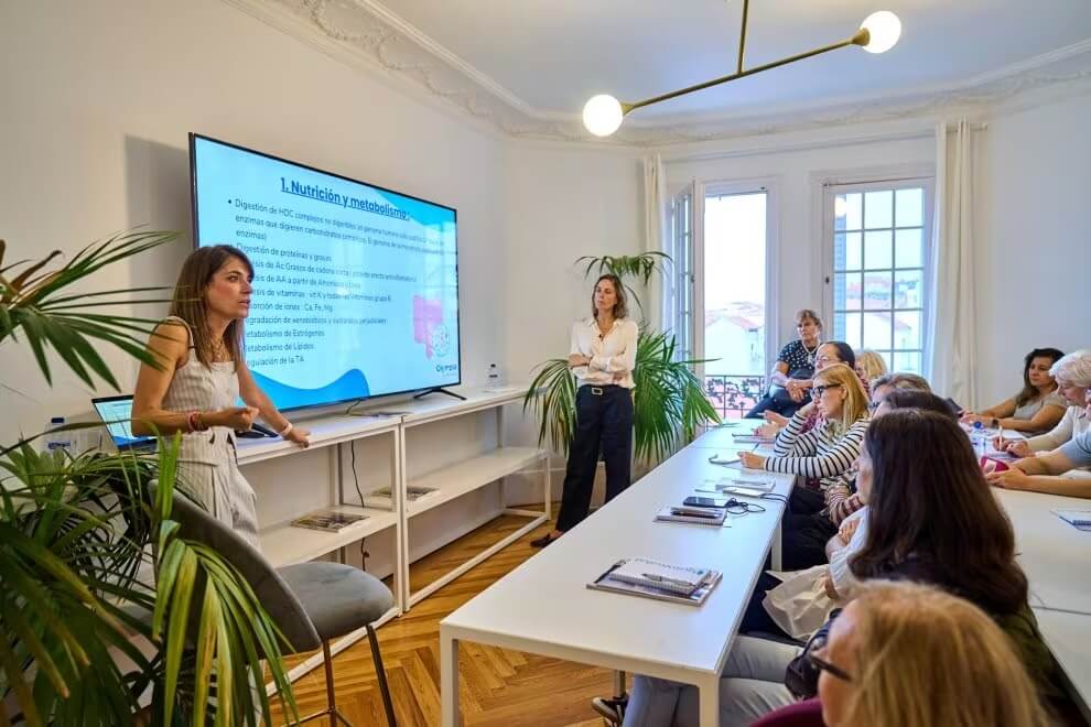 La doctora Débora Nuevo en el taller de microbiota