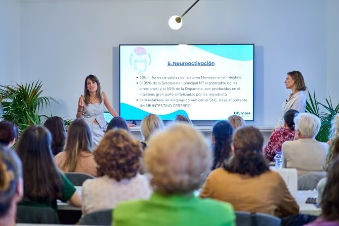 La doctora Débora Nuevo en el taller de microbiota