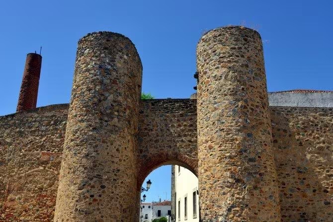 Torres gemelas de la puerta de Alconchel de Olivenza - iStock. M.Torres