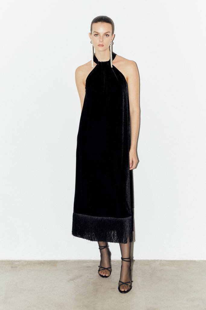 De Massimo Dutti a Zara: seis vestidos negros que prometen fichar las mujeres +50 en el Black Friday para llevar en los eventos de Navidad