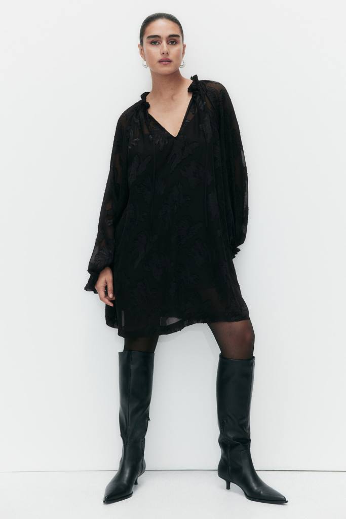 De Massimo Dutti a Zara: seis vestidos negros que prometen fichar las mujeres +50 en el Black Friday para llevar en los eventos de Navidad