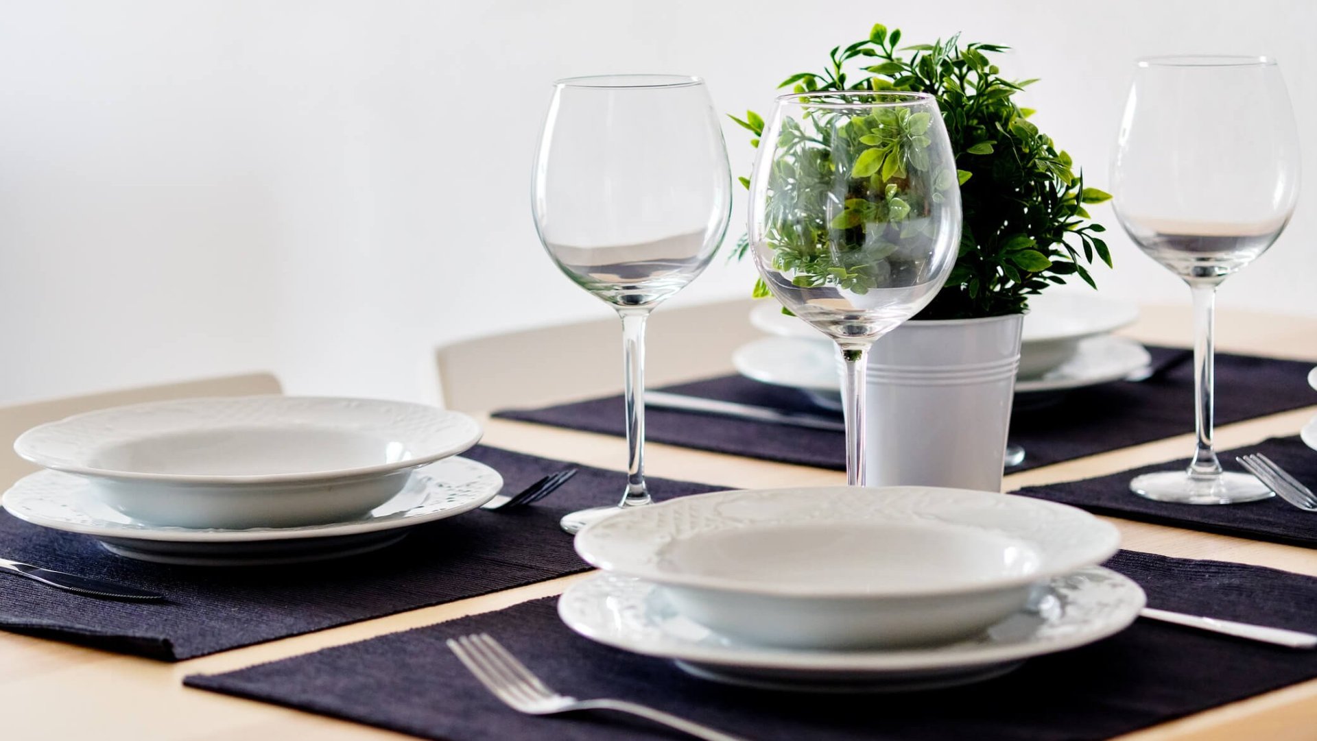 Alcampo trae de vuelta la vajilla blanca clásica que utilizaban nuestras abuelas y que cuesta menos de 2 euros el plato