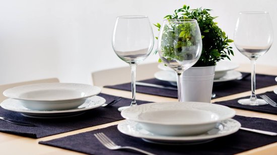 Alcampo trae de vuelta la vajilla blanca clásica que utilizaban nuestras abuelas y que cuesta menos de 2 euros el plato