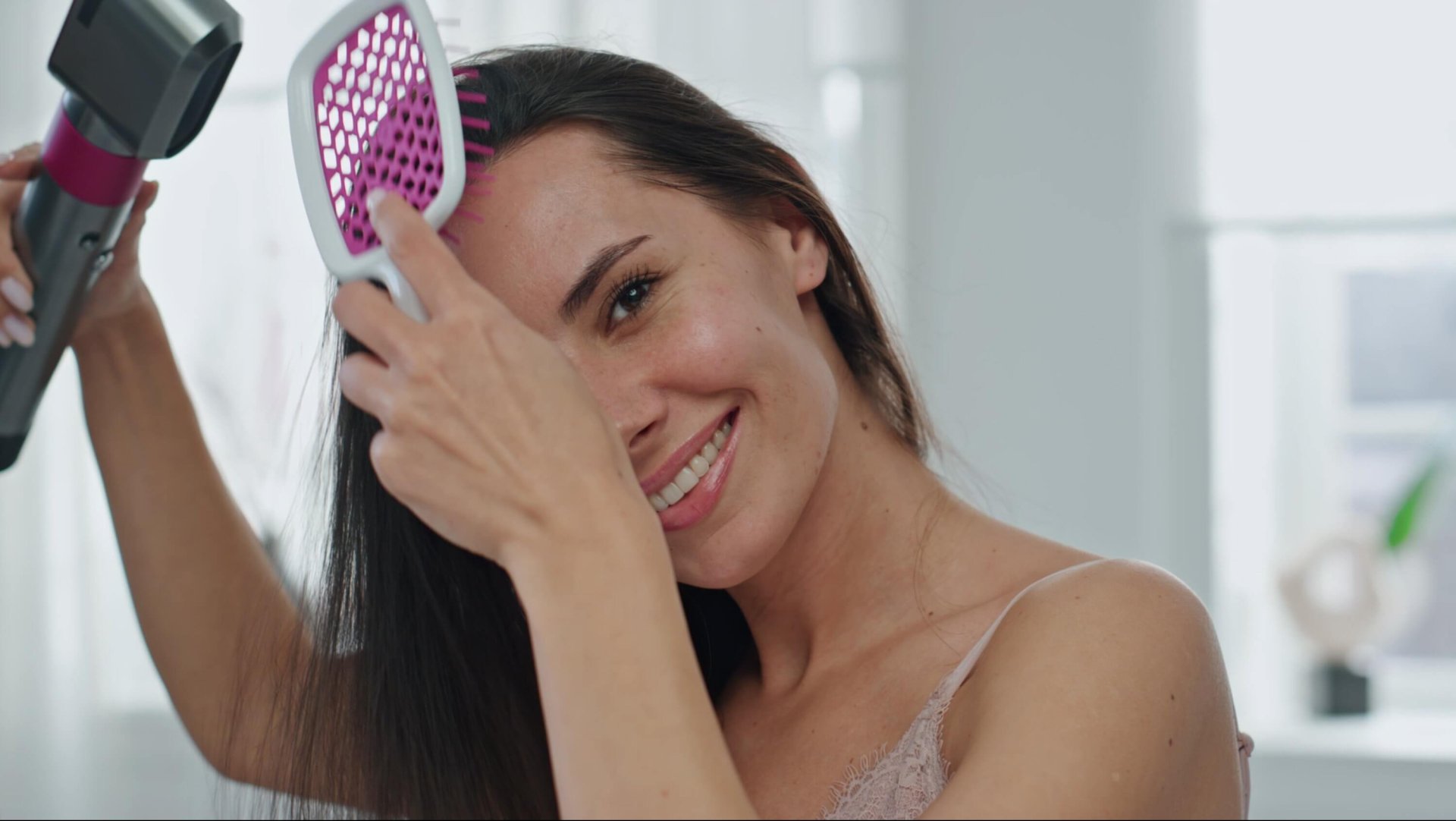 El Corte Inglés se adelanta al Black Friday y rebaja a la mitad el clon del secador más viral entre las mujeres de 20 como de 50 años para moldear el pelo