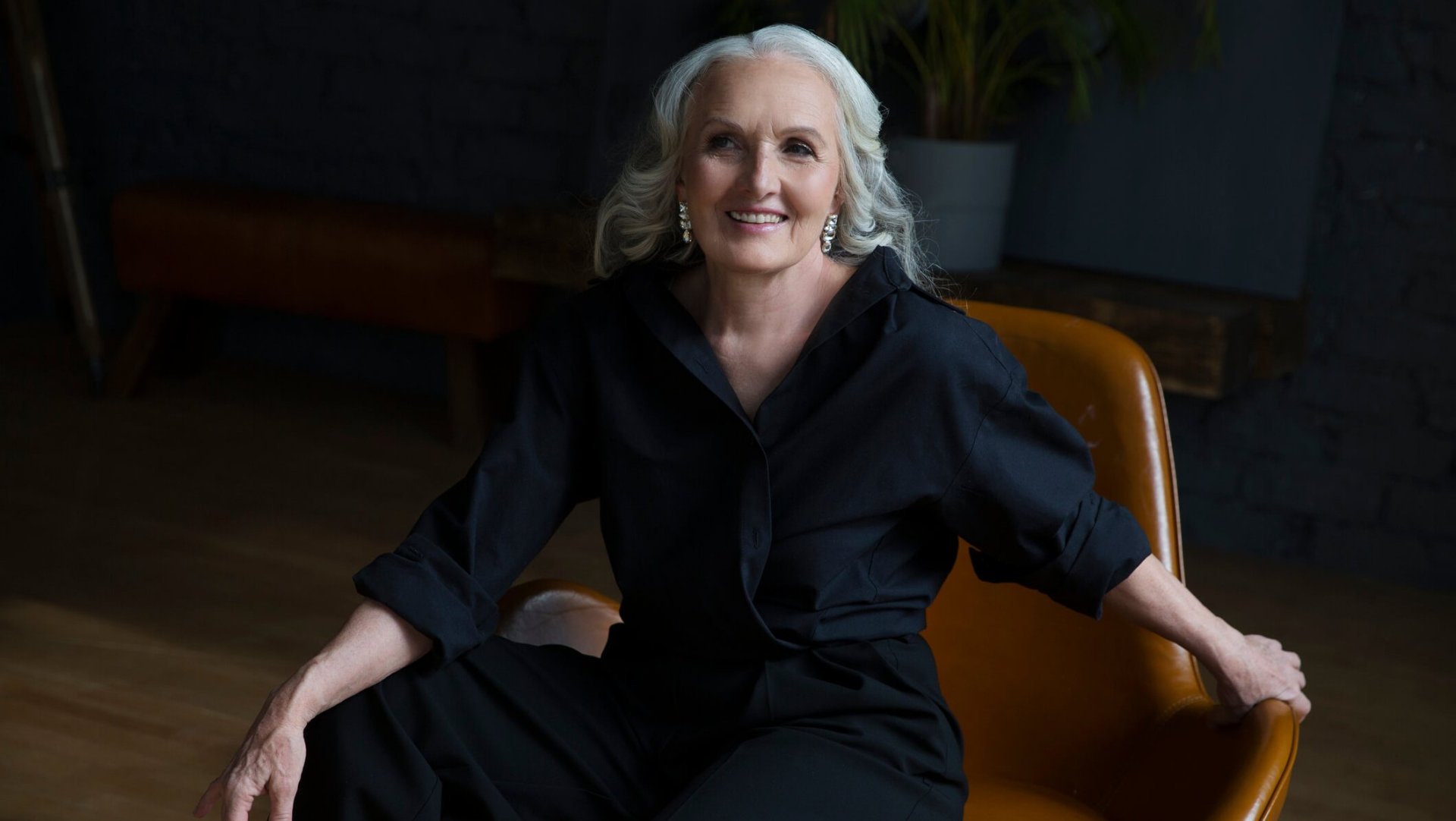 De Massimo Dutti a Zara: seis vestidos negros que prometen fichar las mujeres +50 en el Black Friday para llevar en los eventos de Navidad