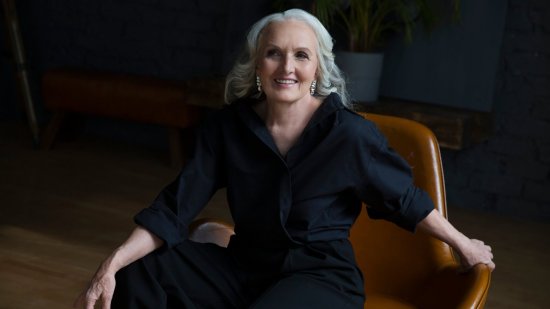 De Massimo Dutti a Zara: seis vestidos negros que prometen fichar las mujeres +50 en el Black Friday para llevar en los eventos de Navidad