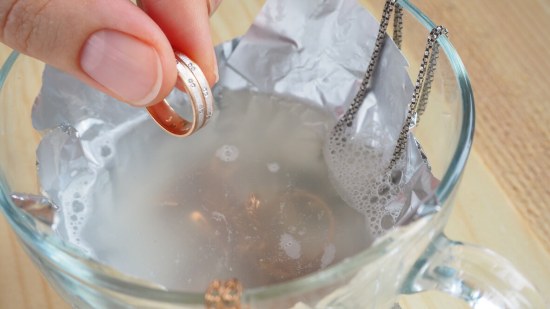 El truco para limpiar las pulseras de plata que hemos encontrado en Tiktok