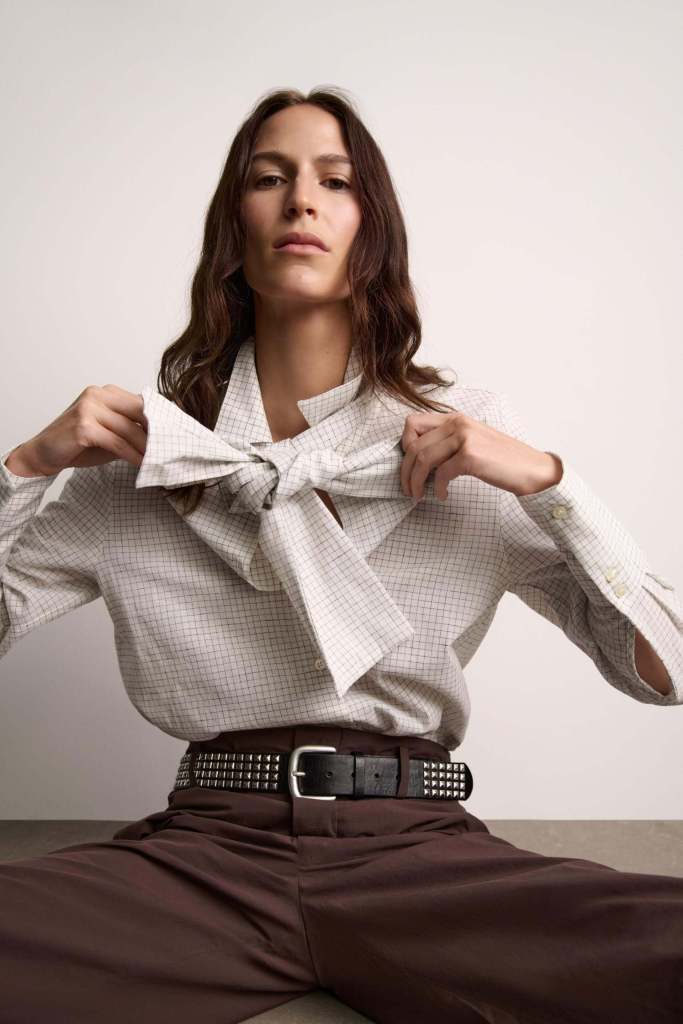 Las blusas con lazo de Zara que ya lucía Carolina de Mónaco y son tendencia este otoño-invierno - Fuente: Zara