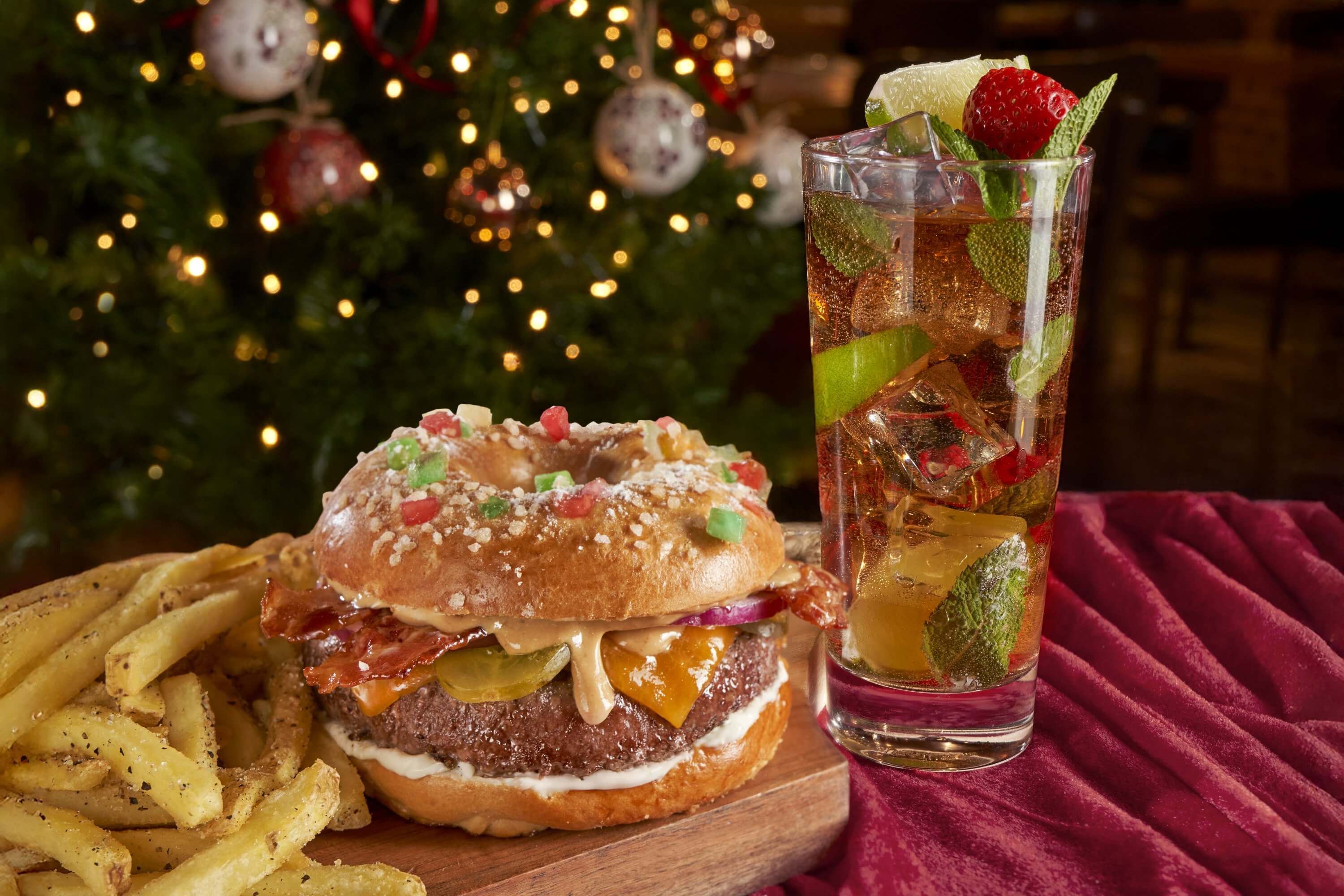 La hamburguesa que te sorprenderá porque une sabor y tradición navideña con su Roscon Burger - Fuente: TGI Fridays