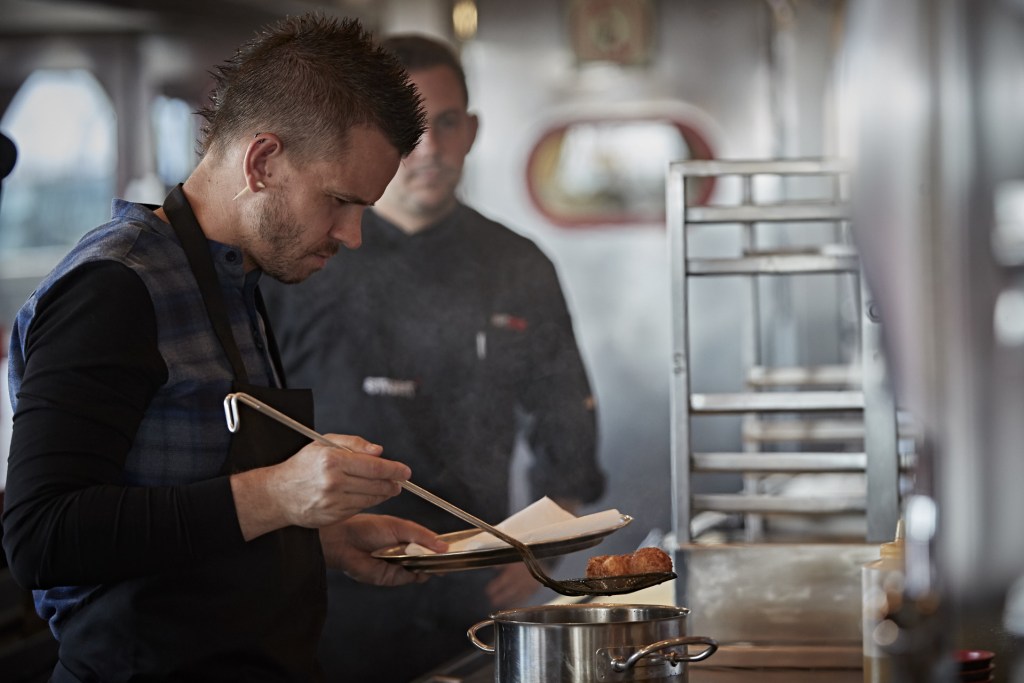Dabiz Muñoz en pleno proceso de cocina en DiverXO, mostrando su técnica y dedicación en la alta cocina