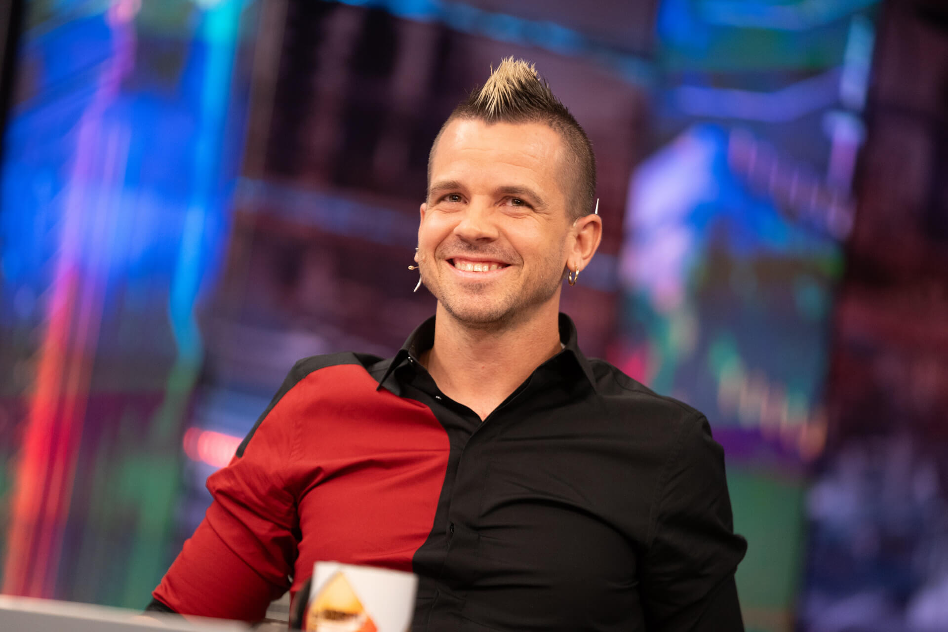 Dabiz Muñoz en un programa de televisión, compartiendo su pasión por la cocina y su experiencia en DiverXO