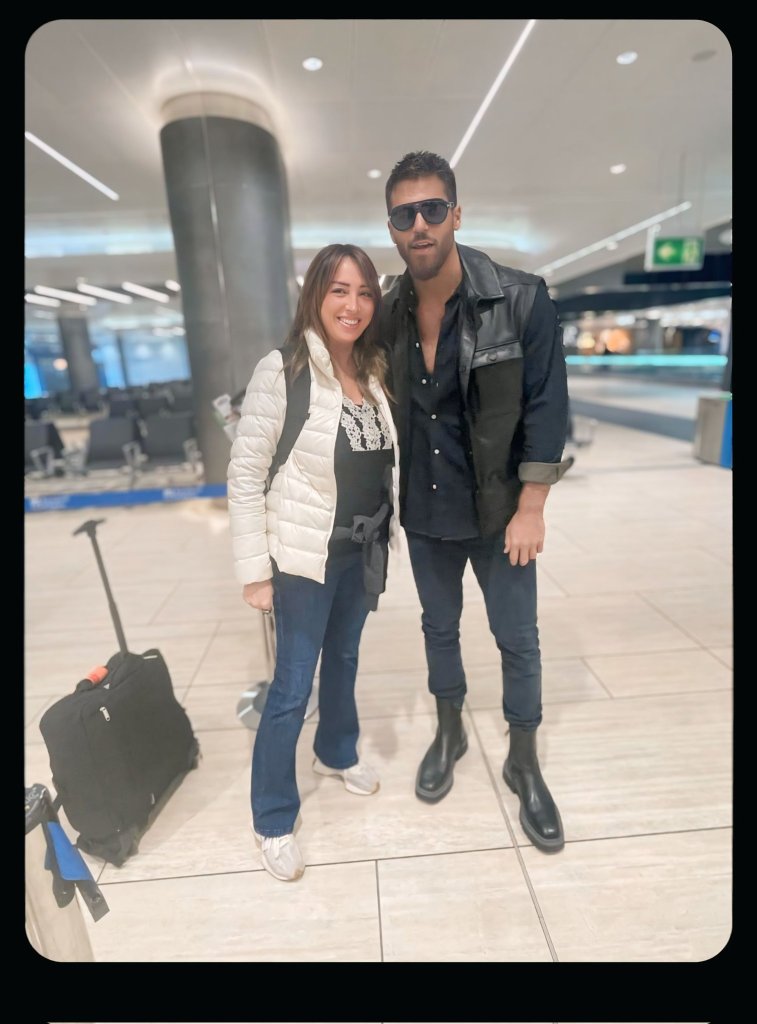 Can Yaman con una fan.