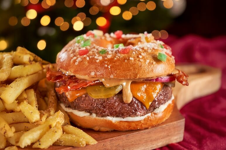 La hamburguesa que te sorprenderá porque une sabor y tradición navideña con su Roscon Burger - Fuente: TGI Fridays