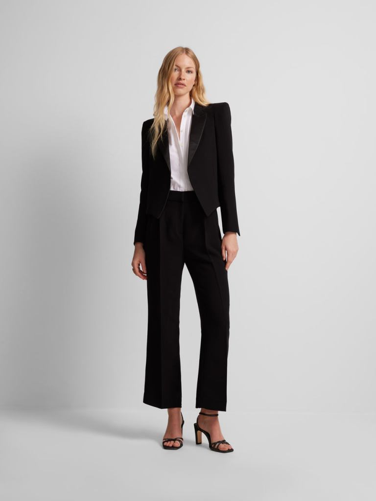 Los trajes negros de las rebajas de Zara, Mango o Massimo Dutti que llevarían Cameron Diaz y otras mujeres +50 porque estilizan y son elegantes