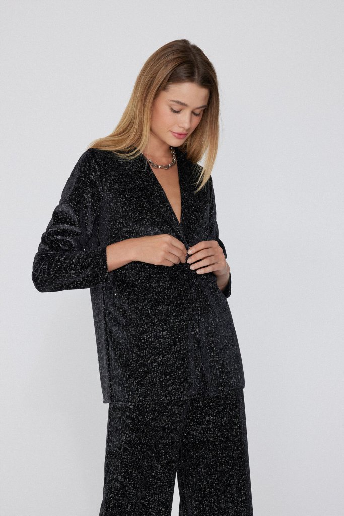 Los trajes negros de las rebajas de Zara, Mango o Massimo Dutti que llevarían Cameron Diaz y otras mujeres +50 porque estilizan y son elegantes