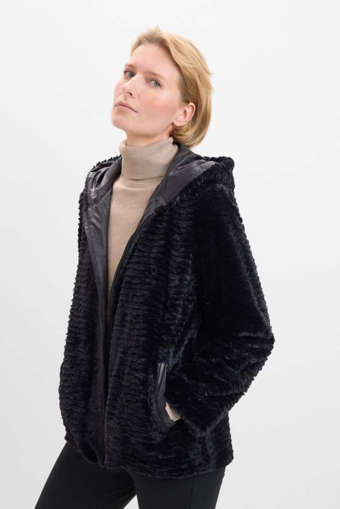 Cortefiel rebaja por tiempo limitado sus abrigos negros más elegantes y versátiles: seis modelos que prometen enamorar a las mujeres +50 para  vestir en invierno