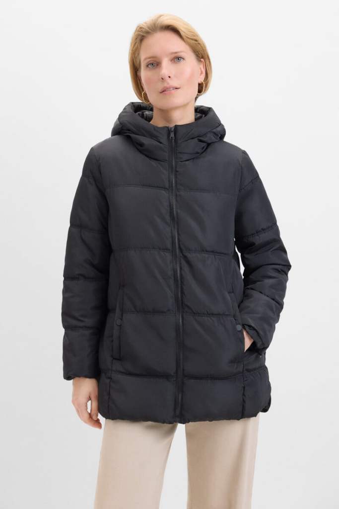 Cortefiel rebaja por tiempo limitado sus abrigos negros más elegantes y versátiles: seis modelos que prometen enamorar a las mujeres +50 para  vestir en invierno